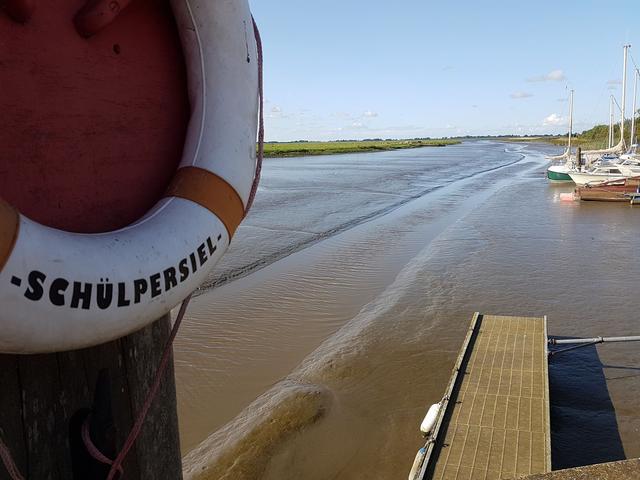 Blick aus dem Hafen auf das Fahrwasser